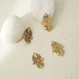 Pendentif main de Hamsa en acier inoxydable doré avec détails émaillés œil maléfique.