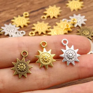 Nahaufnahme von 3-farbigen Sonnen-Anhängern aus Legierung für DIY-Schmuck, 12x17mm.