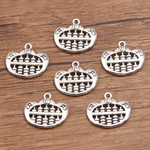 Vue détaillée des breloques pendentifs en alliage d'abaque argenté pour bijoux DIY.