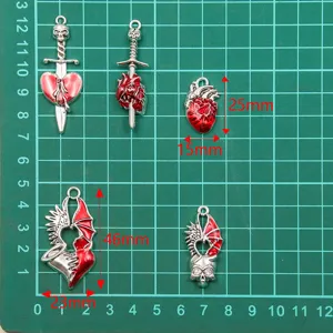 Set di ciondoli in lega con teschio e cuore in smalto rosso vintage per gioielli fai da te.