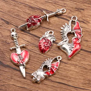 Ciondoli in Lega Vintage Teschio e Cuore Smaltati per Creazione Gioielli Fai da Te Ciondoli a Cuore in Smalto Rosso Gotico per Donna