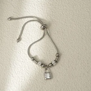 Pulsera de cadena de serpiente deslizante tono plateado con dije de candado y cuentas de cristal