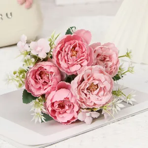 Dettaglio di bouquet di peonie artificiali rosa, fiori in seta per decorazione.