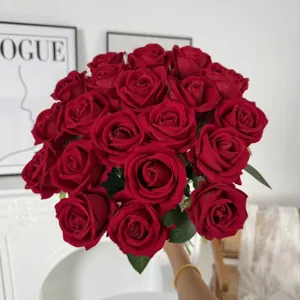 Primo piano di un bouquet di rose in velluto rosso, texture premium per matrimoni e casa.