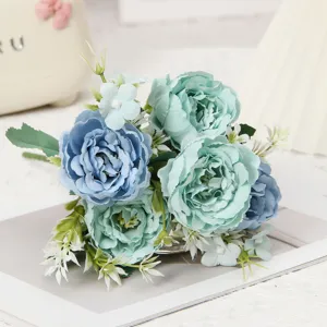 Primo piano dettagliato di bouquet di peonie artificiali in fiori di seta per arredamento casa.