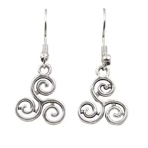 Orecchini a gancio con spirale triscele argentata, accessorio gioiello in lega.