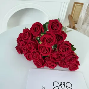 Vista dettagliata di un bouquet di rose rosse artificiali in tessuto di velluto per casa.