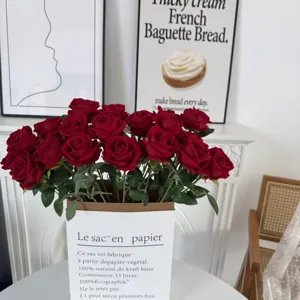Bouquet di rose rosse in velluto artificiale per decorazione casa e matrimonio.