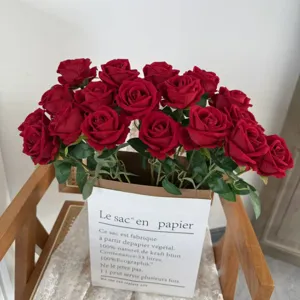 Bouquet di rose rosse in velluto artificiale sacchetto di carta bianca decorazione