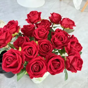 Bouquet di rose in velluto artificiale rosso, dettagli floreali realistici per la casa.