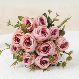 Bouquet di fiori di rose in seta artificiale, ideale per una elegante decorazione.