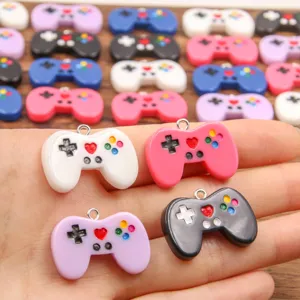Primo piano dettagliato di ciondoli per controller di gioco in resina colorata per gioielli fai da te.