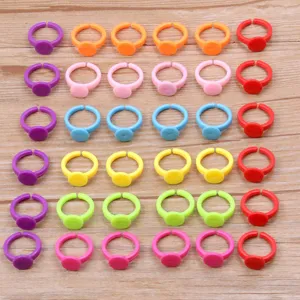 Bunte Kunststoff Rohling Ringe für DIY Schmuckherstellung verstellbare flache Ringfassung.