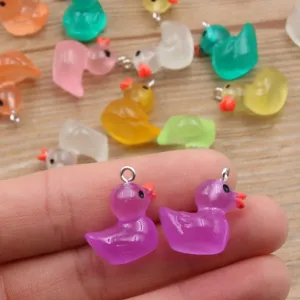 Harz Ente Anhänger mit Metallöse, bunte kleine Anhänger Details für DIY Schmuckherstellung.