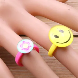 Kinder bunte Kunststoffringe DIY süße Smiley Gesicht Blumen Schmuck Zubehör Set für Kinder
