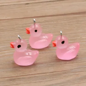 Nahaufnahme Detail des Harz-Enten-Anhängers, niedliches DIY-Miniatur-Hängezubehör.