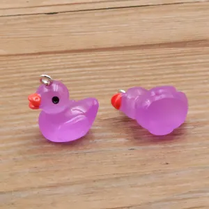 Leuchtende violette Harz kleine Enten Anhänger mit Metallösen für DIY Ketten und Armbänder.