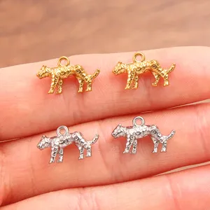Primer plano detallado de dijes de leopardo 3D de acero inoxidable 304 oro y plata.
