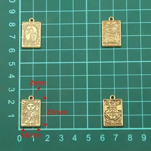Vue détaillée des pendentifs cartes de tarot dorés, fournitures pour bijoux. Idéal création.