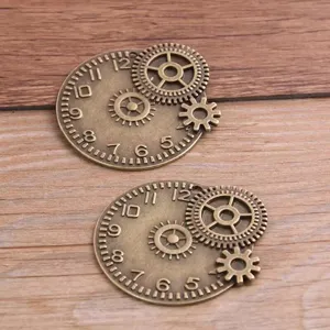 Primo piano dettaglio pendente metallo ingranaggio orologio steampunk, bronzo per bigiotteria.