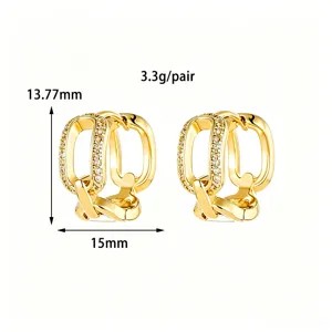 Close-up detail van 14K vergulde zirkoon oorbellen met gedraaid touw en bloemvormig design.