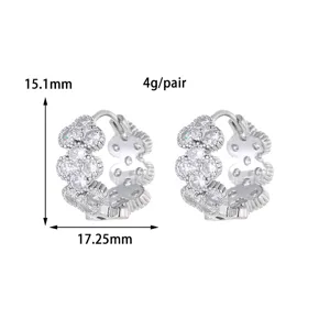 Gedetailleerd overzicht van de 14K vergulde zirkonia klaverblad oorstekers, 15.1x17.25mm.