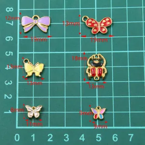 Colgante de mariposa y escarabajo de esmalte dorado para accesorios de joyería DIY.