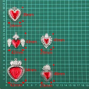 Vue détaillée de pendentifs en métal cœur gothique vintage avec dimensions pour bijoux DIY.