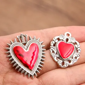 Détail de pendentifs cœur rouge métal gothique vintage, idéal pour boucles et colliers DIY.