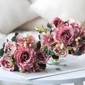 Dettagliato primo piano di un elegante bouquet di rose e peonie artificiali per casa.