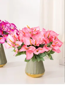 Kunstmatige calla lelie bloemenboeket huisdecoratie detailweergave, elegante roze bloemstuk.