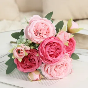 Bouquet di rose artificiali a 5 teste per decorazioni casa e matrimonio, dettaglio floreale.