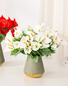 Kunstmatige calla lelie boeket nep bloemen in vaas voor thuis tafel decoratie interieur.