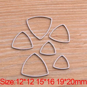 Cadre géométrique triangulaire en acier inoxydable, idéal pour la fabrication de bijoux DIY.