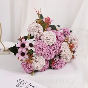 Primo piano dettagliato del bouquet di fiori artificiali con fiori rosa e beige e foglie verdi.