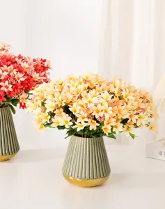 Bouquet di fiori di giglio artificiali in vaso di ceramica, dettaglio decorazione.