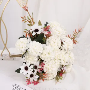 Dettaglio bouquet di fiori artificiali, ortensie bianche e margherite per decorazione d'interni.