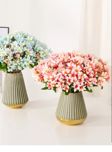 Bouquet di fiori di giglio imperiale artificiale in vaso, dettaglio decorazione.