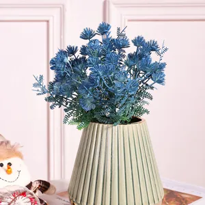 Bouquet de fleurs artificielles bleues avec vase en céramique verte pour décoration maison.