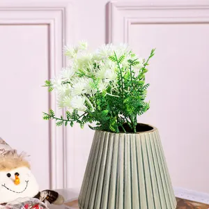 Bouquet de fleurs artificielles avec vase en céramique pour la décoration intérieure.