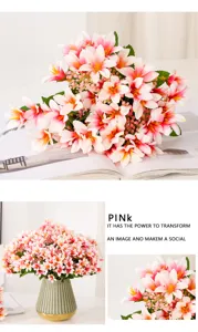 Vista dettagliata del bouquet di fiori di giglio rosa artificiale per decorazioni.
