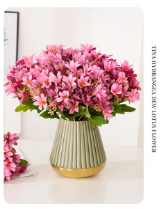 Vista ravvicinata dettagliata del bouquet di fiori artificiali rosa in un vaso elegante.