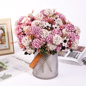 Bouquet di fiori artificiali con vaso in vetro per decorazione casa, bella composizione floreale.