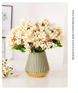 Bouquet di fiori di loto ortensia artificiale in vaso di ceramica per decorazione e foto.