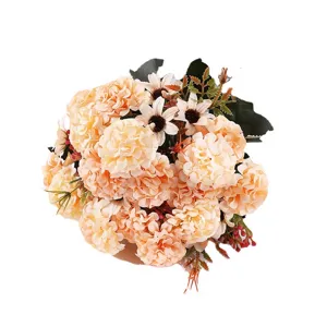 Bouquet di fiori artificiali champagne con peonie e margherite per decorazioni d'interni.