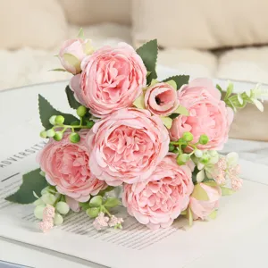Bouquet di fiori di rose rosa artificiali per la decorazione della casa e composizione floreale.