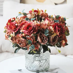 Bouquet di fiori artificiali con vaso in vetro per arredamento, composizione di rose.