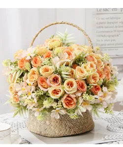 Vue détaillée de composition florale de roses artificielles en panier tressé déco maison.
