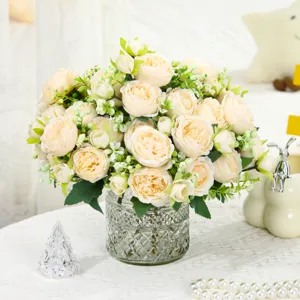 Dettaglio bouquet di rose artificiali, eleganti fiori di seta champagne con vaso in vetro per casa