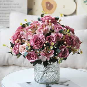 Bouquet di fiori artificiali rosa peonia per decorazione casa, bella composizione floreale.